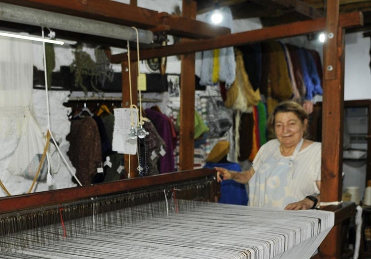 La exalcaldesa de Granada que es la tejedora más veterana: 40 años en el oficio