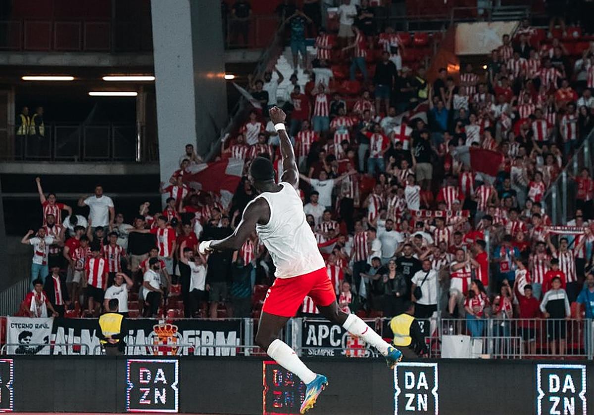 Lopy celebrando una victoria con los aficionados de la grada