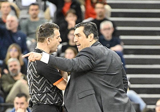 Pablo Pin protesta a un árbitro en un partido de la Liga Endesa.