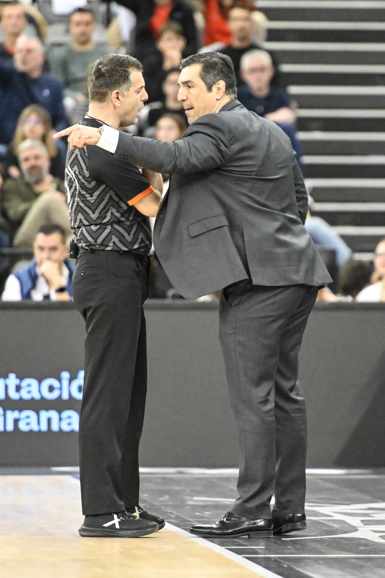 Pablo Pin protesta a un árbitro en un partido de la Liga Endesa.