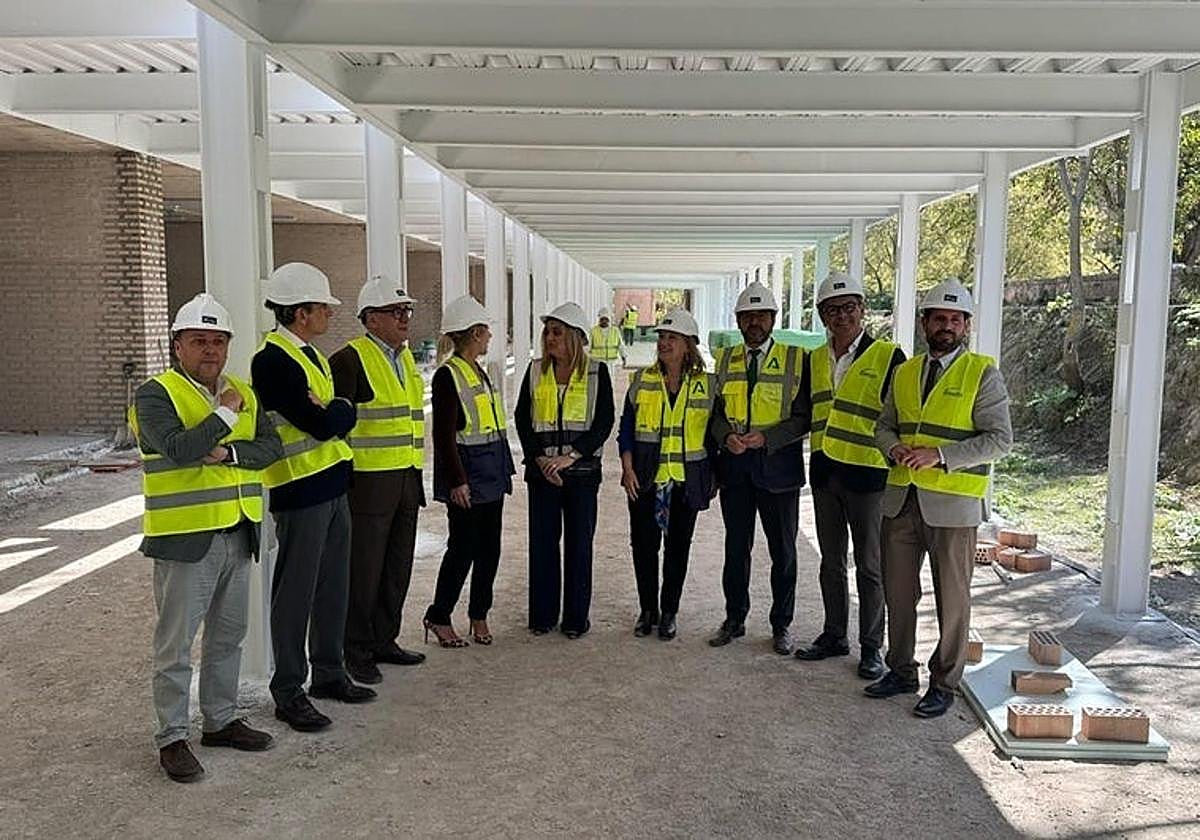 Vista de la alcaldesa de Granada y la consejera de Cultura y Deporte, a las obras del Carmen del Negro en abril.