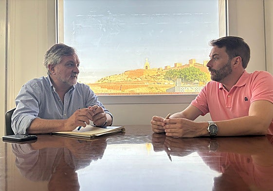 Ángel Escobar junto a Francisco Bellido durante la reunión para el aumento del precio de la hora trabajada en ayuda a domicilio.