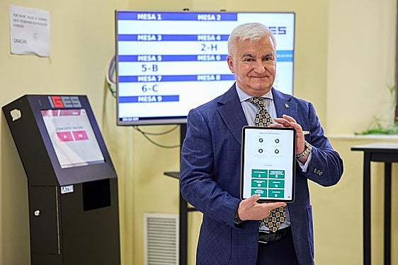 El teniente de alcalde delegado de Innovación, Vito Episcopo, presenta la nueve sede electrónica.