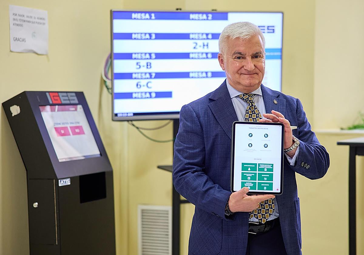 El teniente de alcalde delegado de Innovación, Vito Episcopo, presenta la nueve sede electrónica.