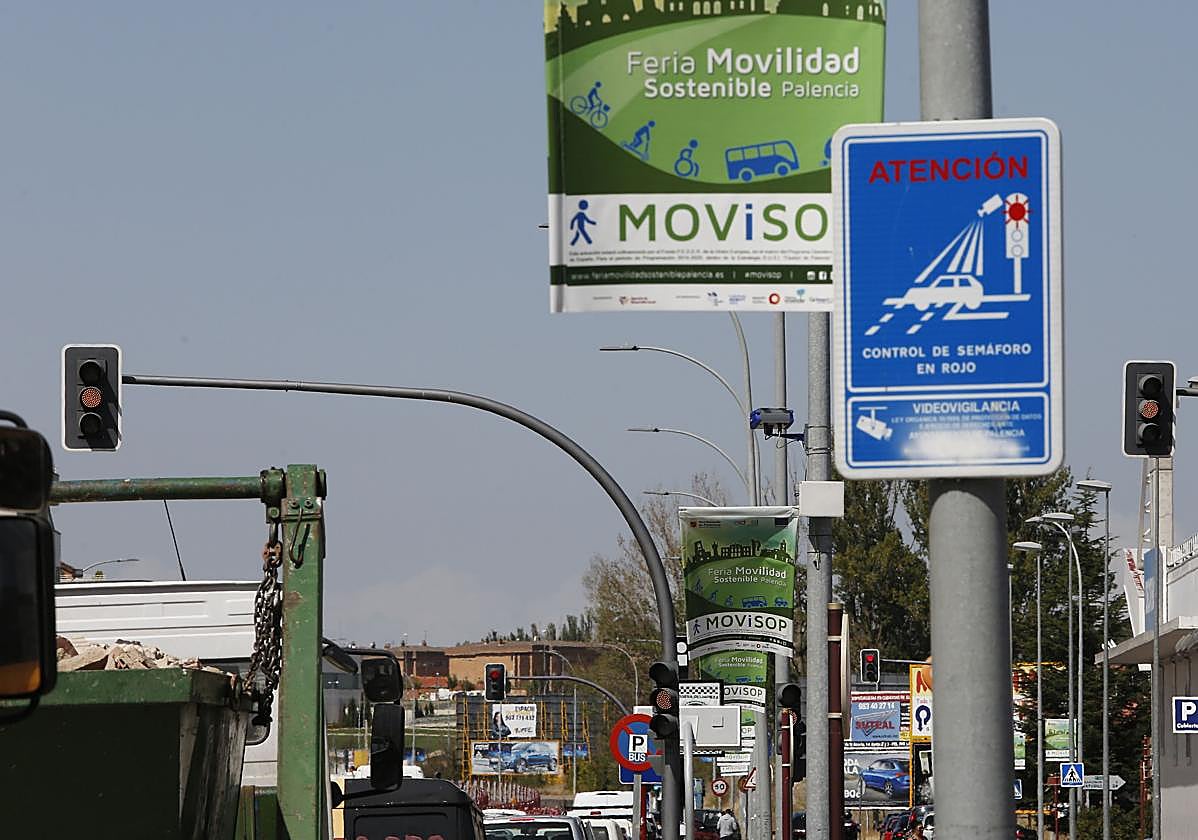 La nueva señal instalada en semáforos que sanciona con 200 euros de multa y 4 puntos.