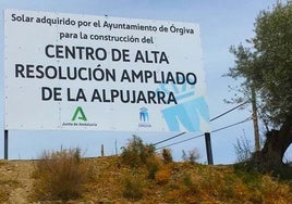 Cartel en el solar donde se ubicaría el hospital.