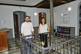 El alcalde de Dúrcal, Julio Prieto, y la teniente de alcalde, Elena Megías, en el patio de las antiguas Escuelas de Balina de Dúrcal, un inmueble del siglo XIX