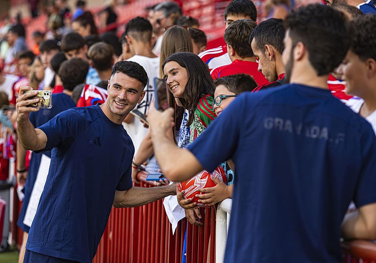 Pau Casadesús conoce a algunos de sus nuevos aficionados.