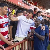 Baïla Diallo hace un gesto positivo ante el selfi de un aficionado.