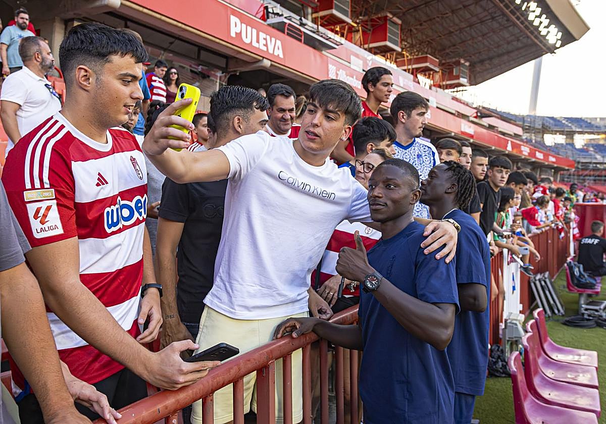 Baïla Diallo hace un gesto positivo ante el selfi de un aficionado.