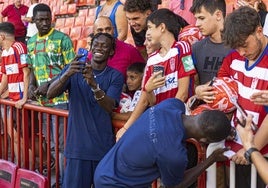 Souleymane Faye sonríe al fotografiarse con aficionados.