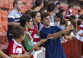Diego Hormigo posa junto a una joven aficionada.