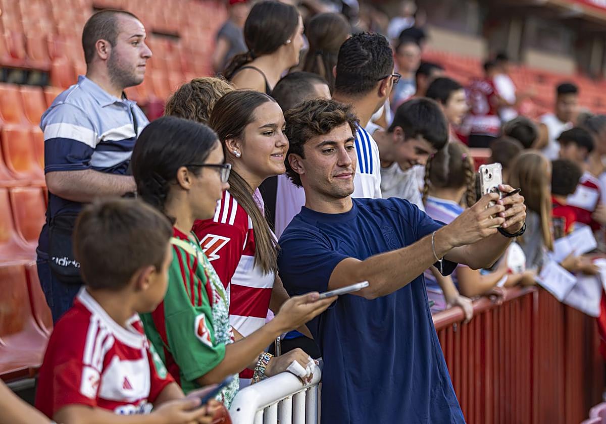 Diego Hormigo posa junto a una joven aficionada.