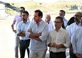 Los ministros Puente y Bolaños, en las obras del viaducto de Los Feos, en Sorbas.