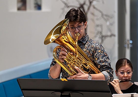 Raúl Sabiote durante una interpretación musical.