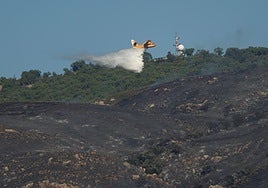 Un hidroavión trabaja en las labores de extinción del incendio que afecta a la Sierra de la Plata, en Tarifa