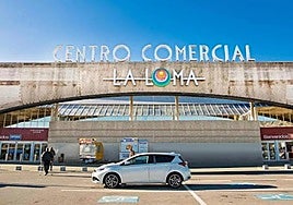 Acceso principal al Centro Comercial La Loma, en la capital jienense, en una imagen de archivo.