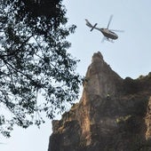 El helicóptero del Greim se dirige a la roca peligrosa.