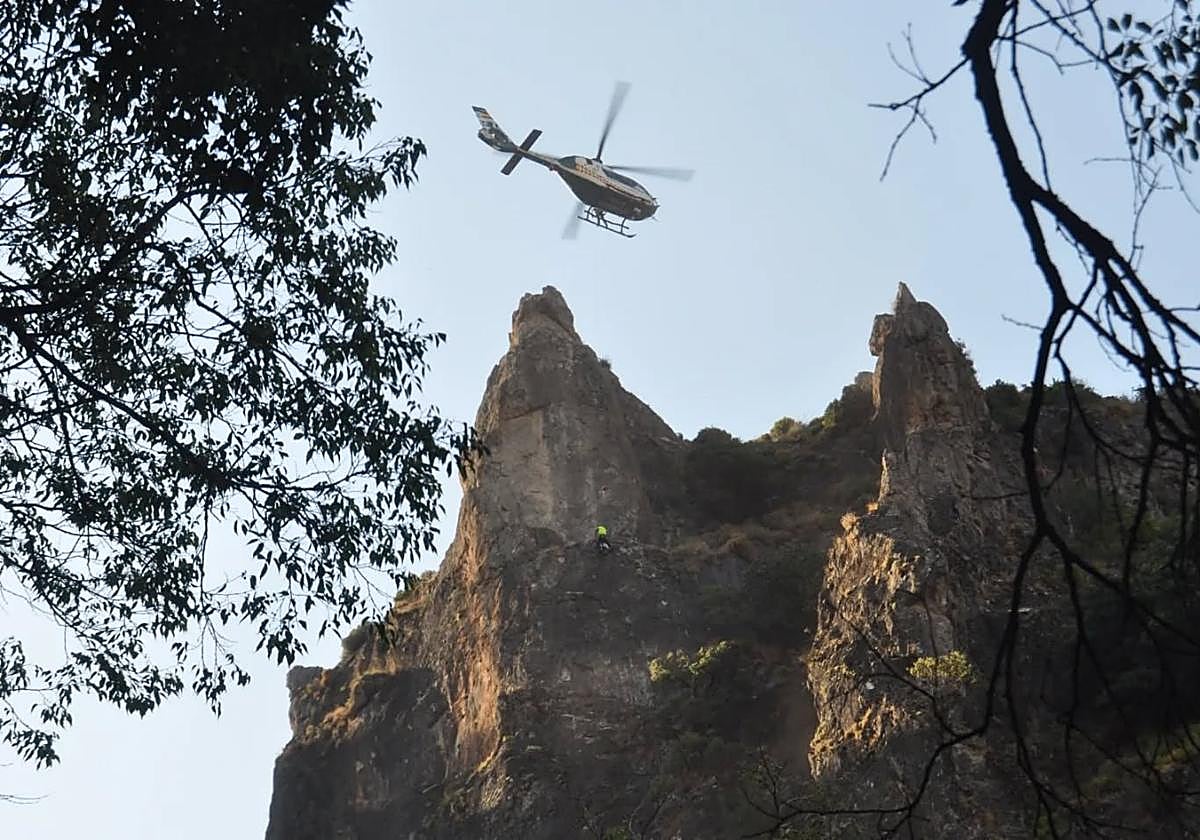 Un agente accede a la roca suelta que amenazaba con caer sobre Los Cahorros.