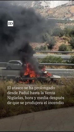 Arde un coche en plena A44 cerca de Nigüelas y provoca fuertes retenciones