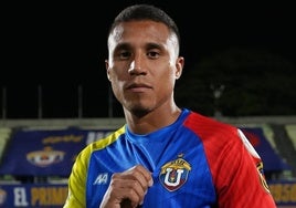 Darwin Machís presume del escudo de su nuevo equipo.