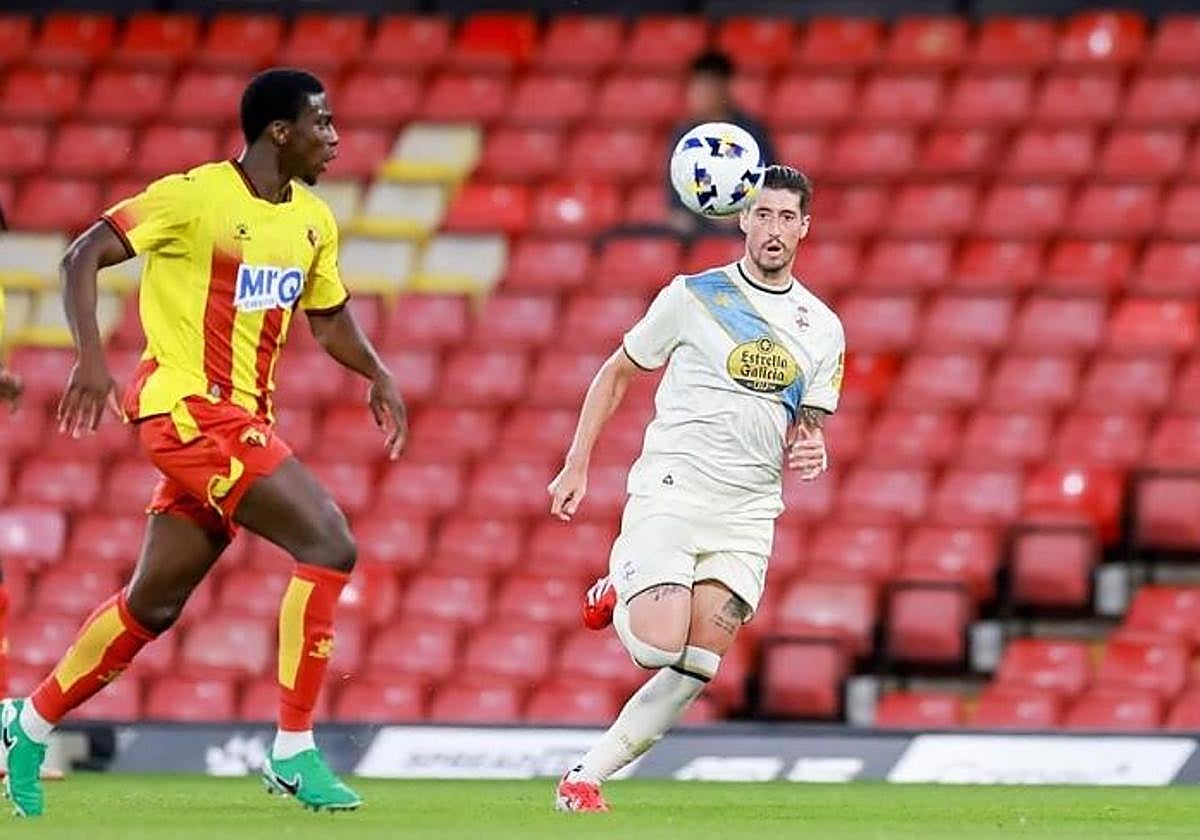 Sergio Escudero persigue un balón durante un amistoso con el Deportivo este verano.