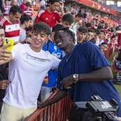 Souleymane Faye posa para los aficionados del Granada durante su presentación.