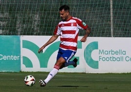 Pablo Insua arma un desplazamiento de balón en largo.