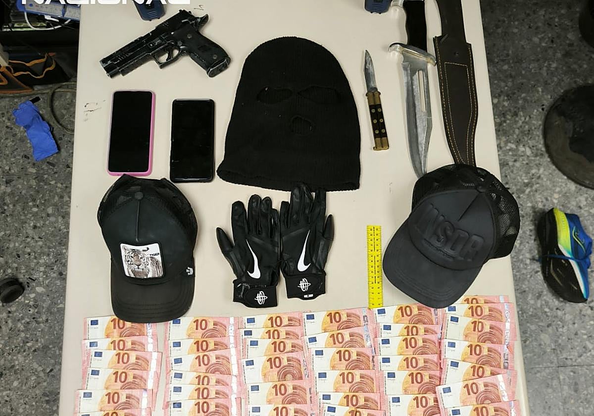 Objetos usados para los atracos y parte del botín