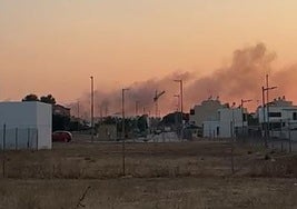 Columna de humo visible desde Churriana de la Vega.