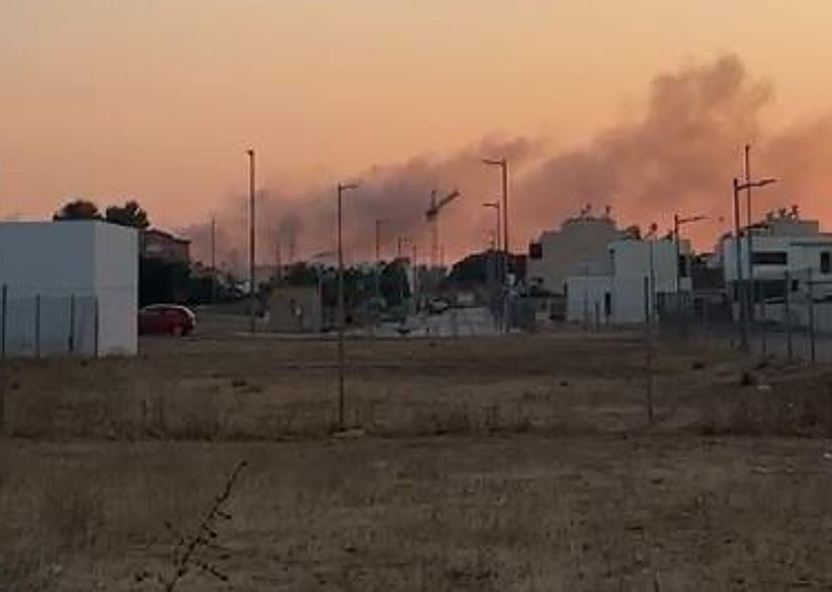Columna de humo visible desde Churriana de la Vega.
