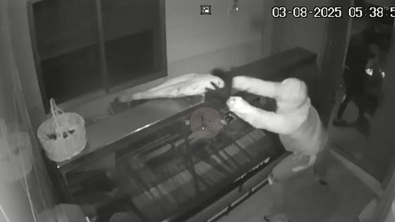 Momento del robo de uno de los jamones en el secadero de Padul.