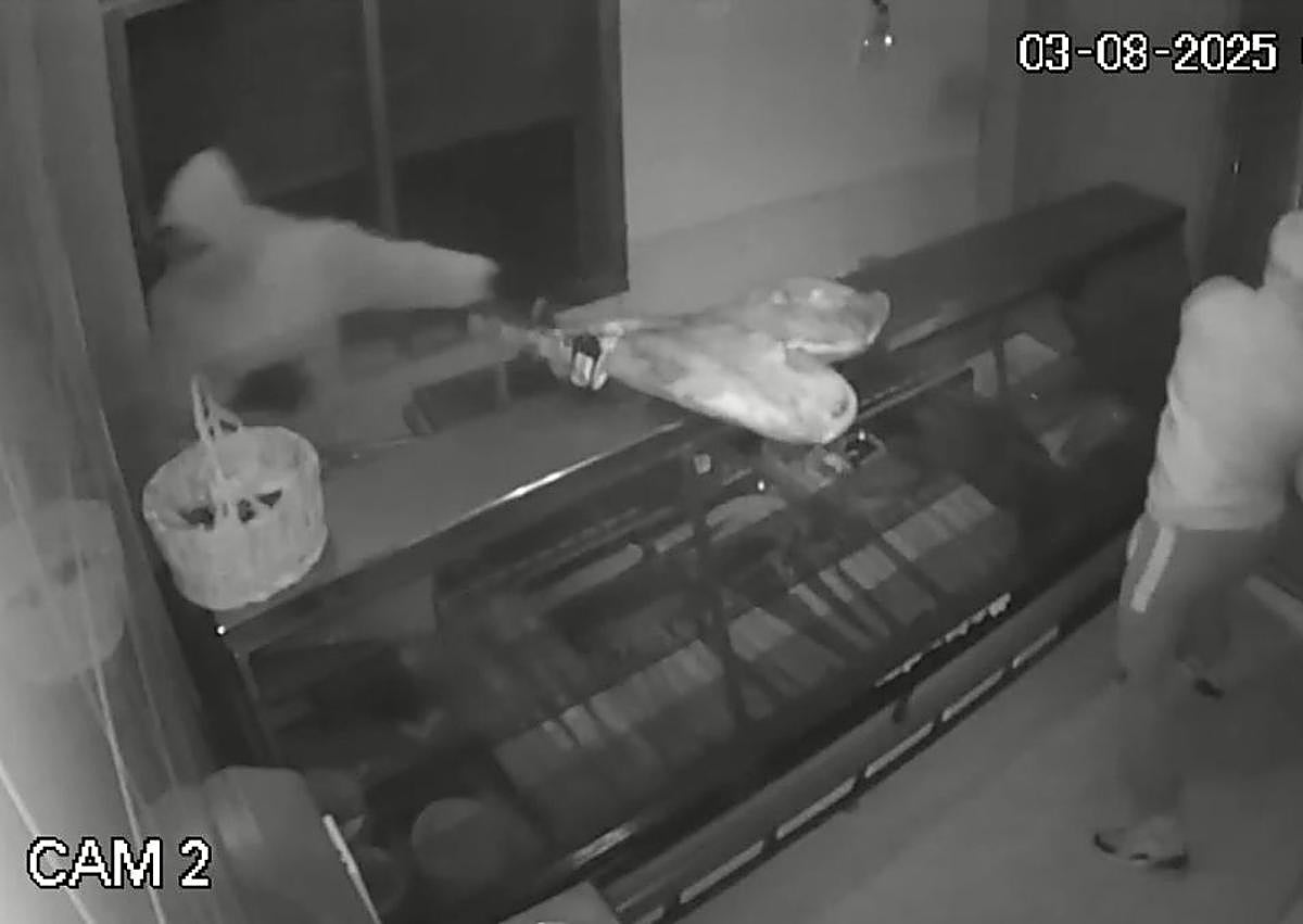 Imagen secundaria 1 - Imágenes del robo captadas por las cámaras de seguridad.