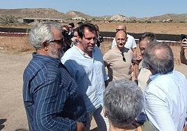 Óscar Puente, con representantes de la Mesa del Ferrocarril de Almería.