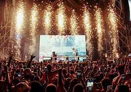 El dj Steve Aoki sobre el escenario de Dreambeach.