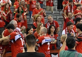 Iván Aurrecoechea y Jonathan Rousselle, entre otros jugadores del Covirán, saludan a los aficionados en el cierre de la pasada temporada en la Liga Endesa.