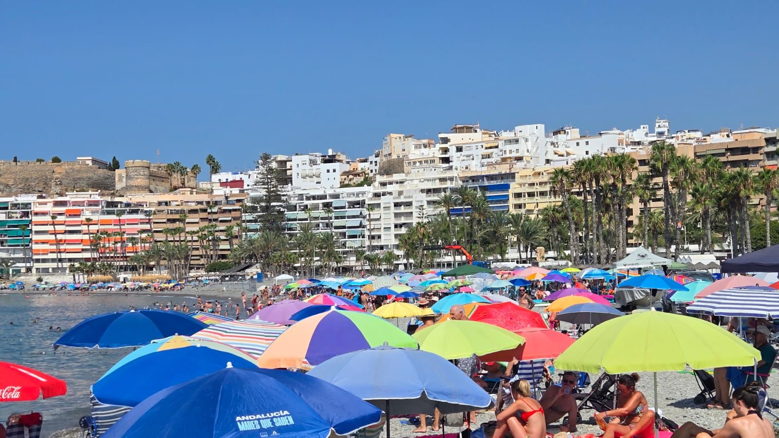 La playa de Almuñécar, al mediodía de este 15 de agosto.