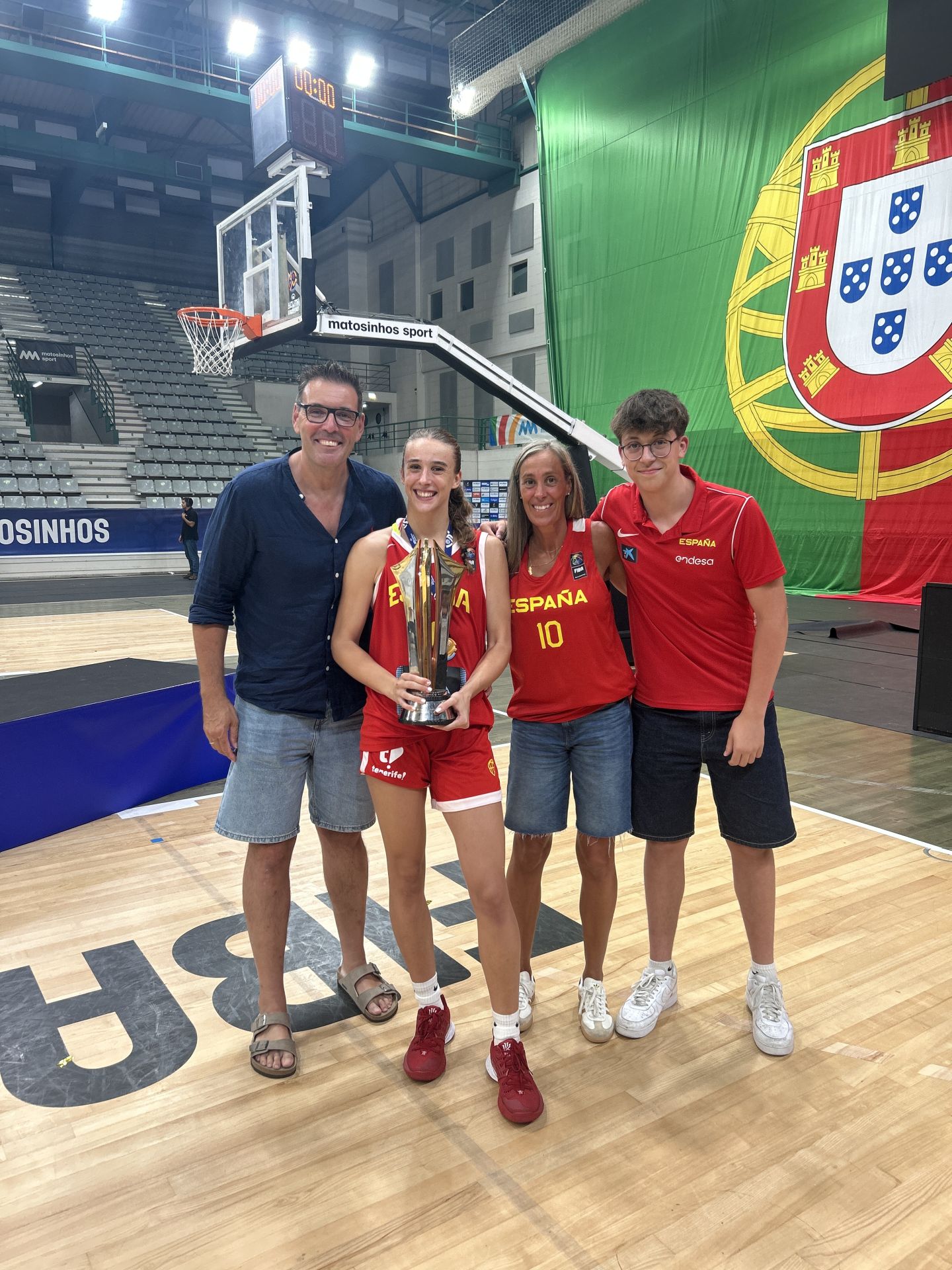 Cristina Sánchez Cerqueira posa con el trofeo continental junto a sus padres y su hermano.
