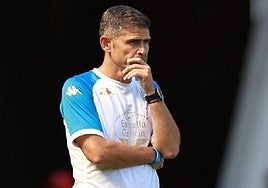 Antonio Hidalgo asiste pensativo a un partido de pretemporada.