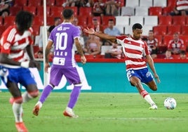 Loïc Williams desplaza un balón en largo durante el trofeo Ciudad de Granada.