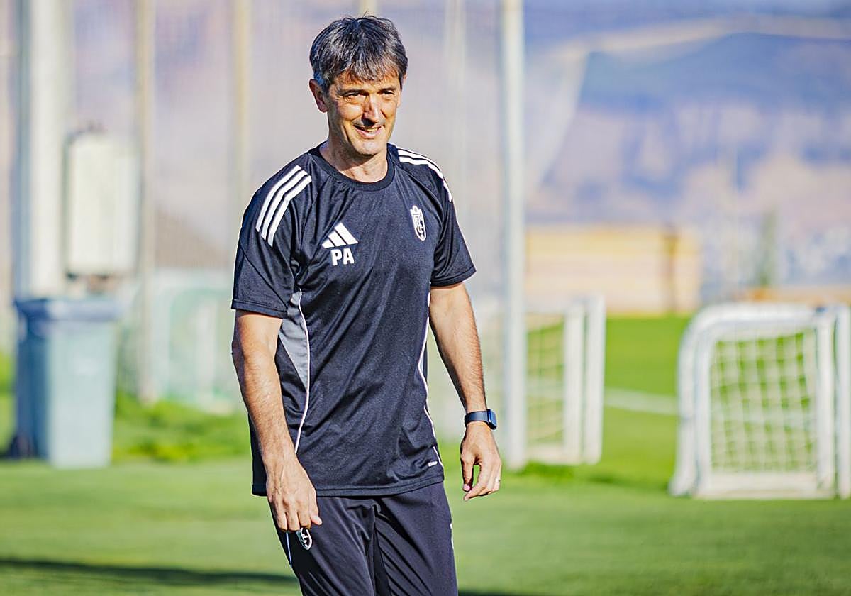 Pacheta sonríe durante el último entrenamiento del Granada.
