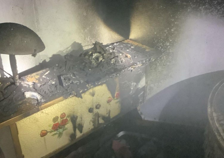 Arde una vivienda en pleno centro de Aldeire con tres ocupantes en su interior