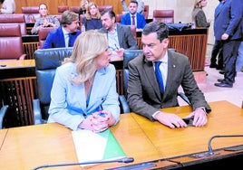 Juanma Moreno, junto a Carolina España