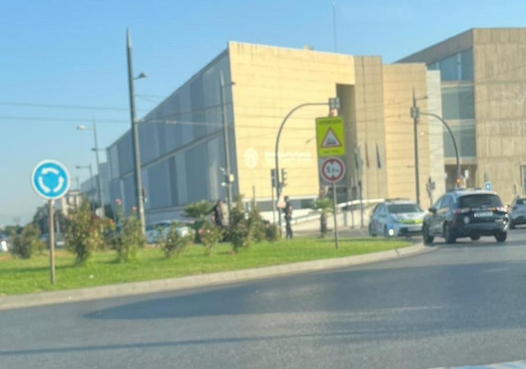 Un kamikaze con una furgoneta robada causa el caos desde Camino de Ronda hasta el PTS