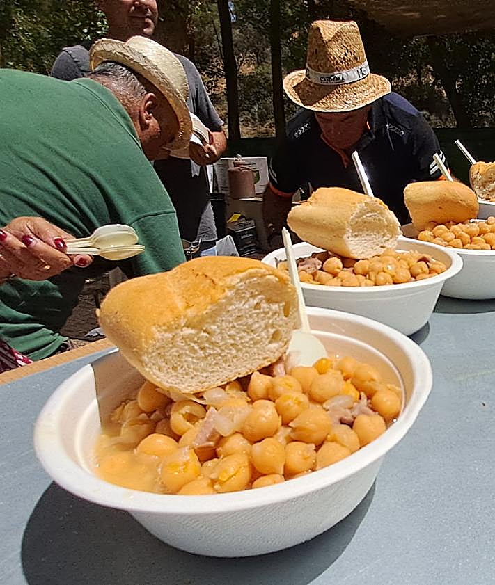 Imagen secundaria 2 - La Romería del Vino de Alhama enamora a forasteros y emigrantes