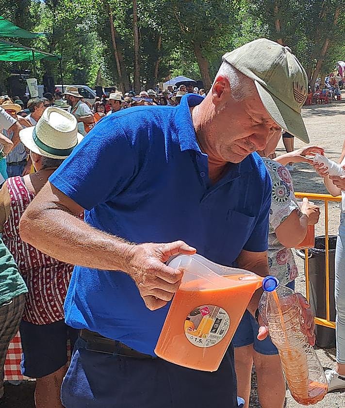Imagen secundaria 2 - La Romería del Vino de Alhama enamora a forasteros y emigrantes