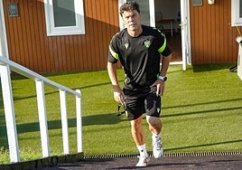 Rubi sube una escalera; el vilarense quiere hacer subir a Primera al Almería.