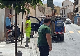 Un tramo de la acera de la calle Molinos está cortado para poder realizar los trabajos