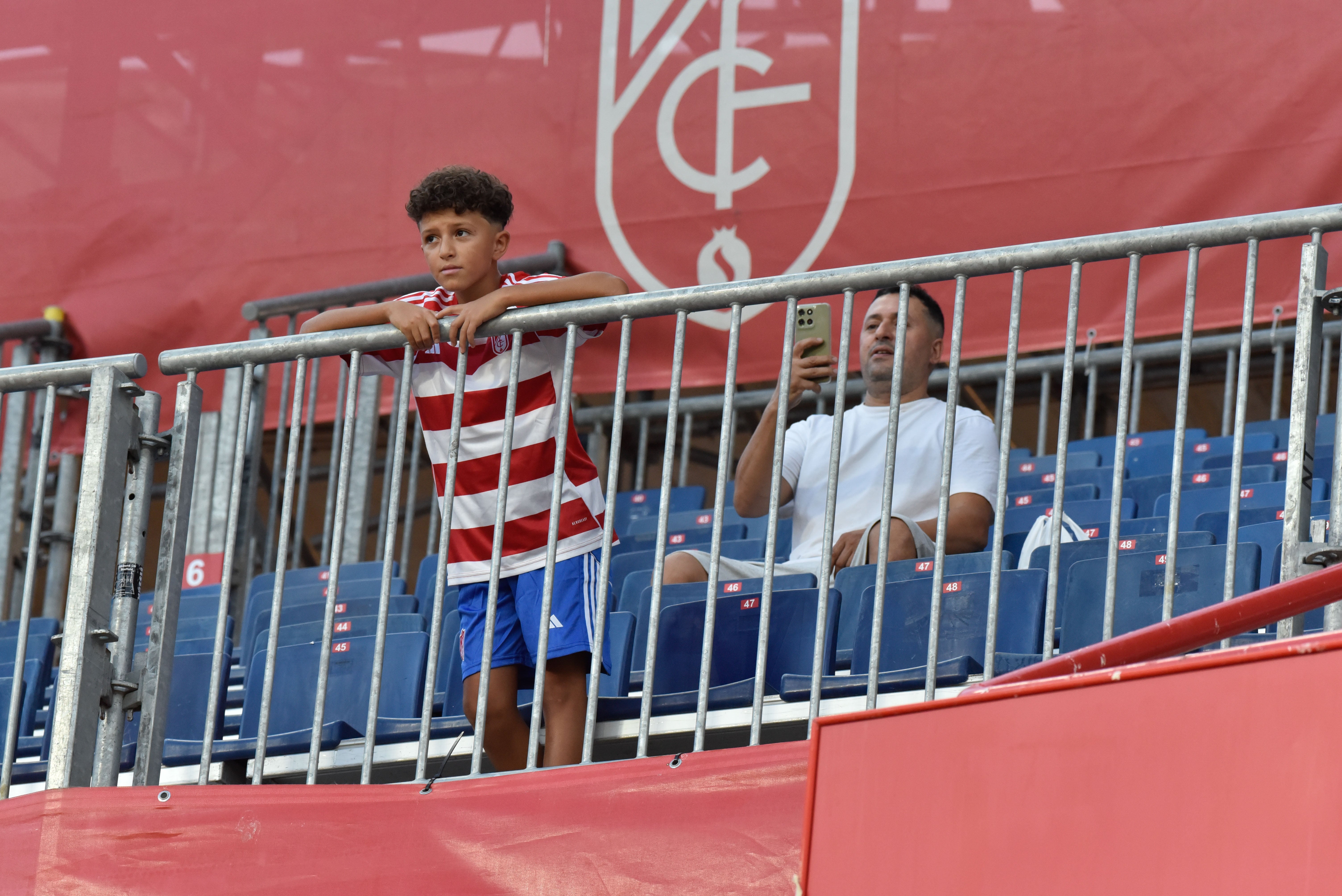 Encuéntrate en la grada del Granada-Depor