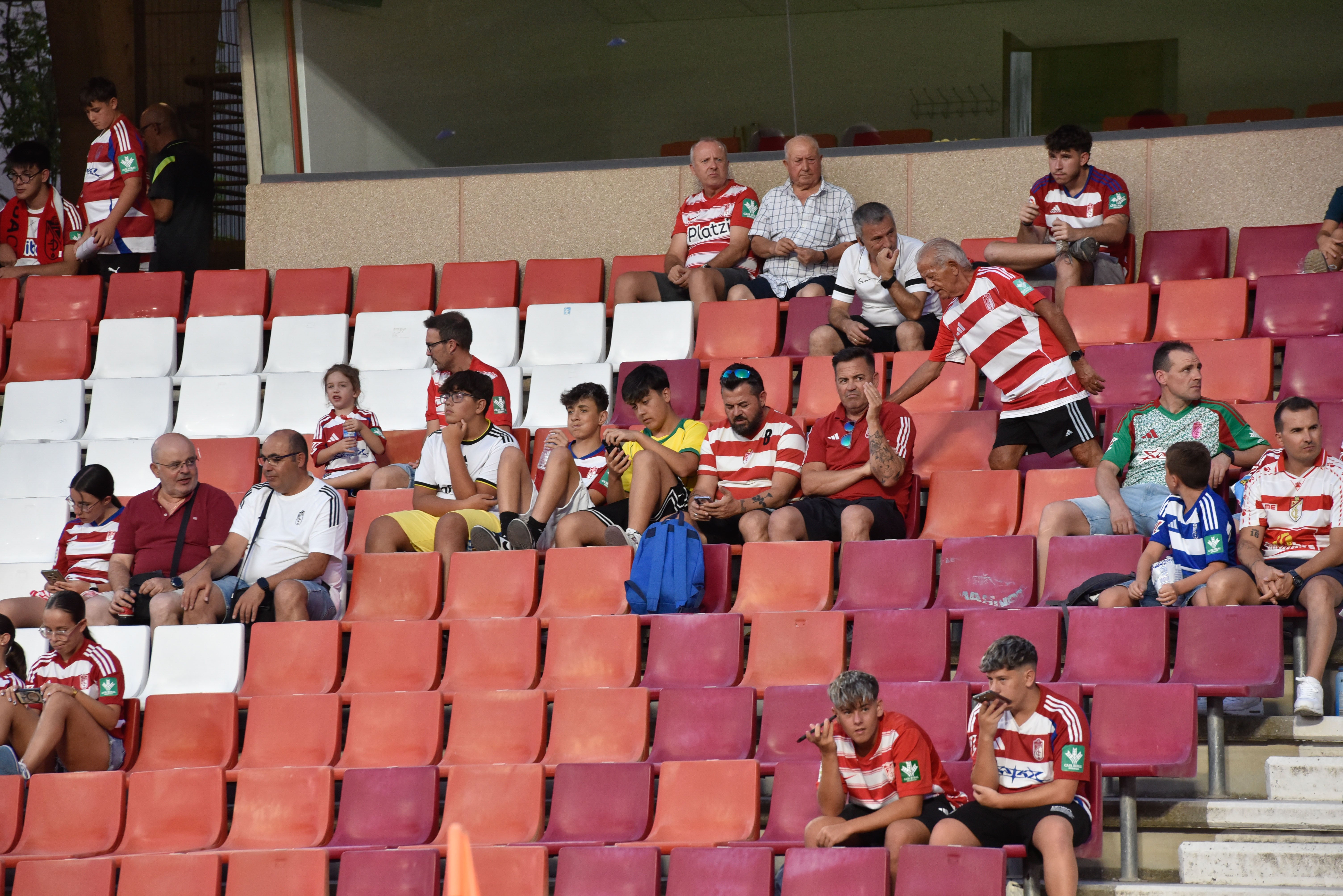 Encuéntrate en la grada del Granada-Depor
